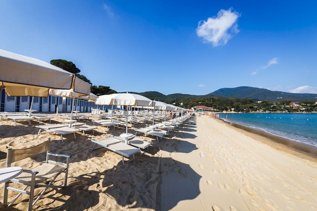 Relax spiaggia Elba: cosa offrire per una vacanza perfetta